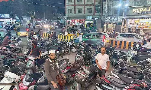 Fateh Darwaza roads gridlocked by rampant illegal parking