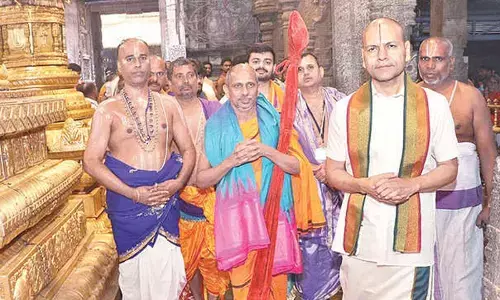 Chief pontiff of Sri Padarajamutt offers prayers at TTD