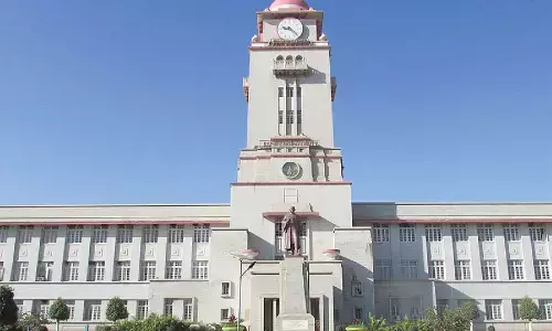 K’taka University registrar turns chauffeur on his car driver’s retirement day