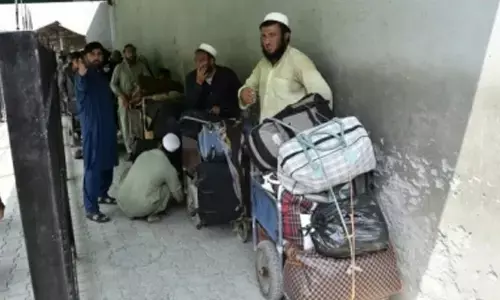 Over 4000 Afghan refugees forcibly repatriated from Pakistan, Iran in single day