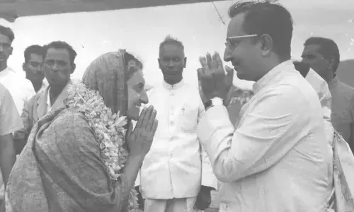 1965- Vizag airport- Indira Gandhi being received by PVG Raju