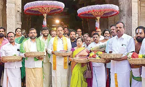 TTD chairman offers pattu vastrams to Srirangam temple