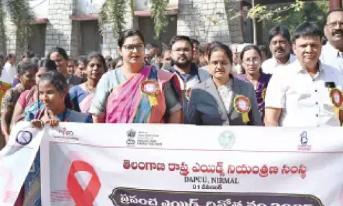 Collector stresses on spreading wide awareness about AIDS