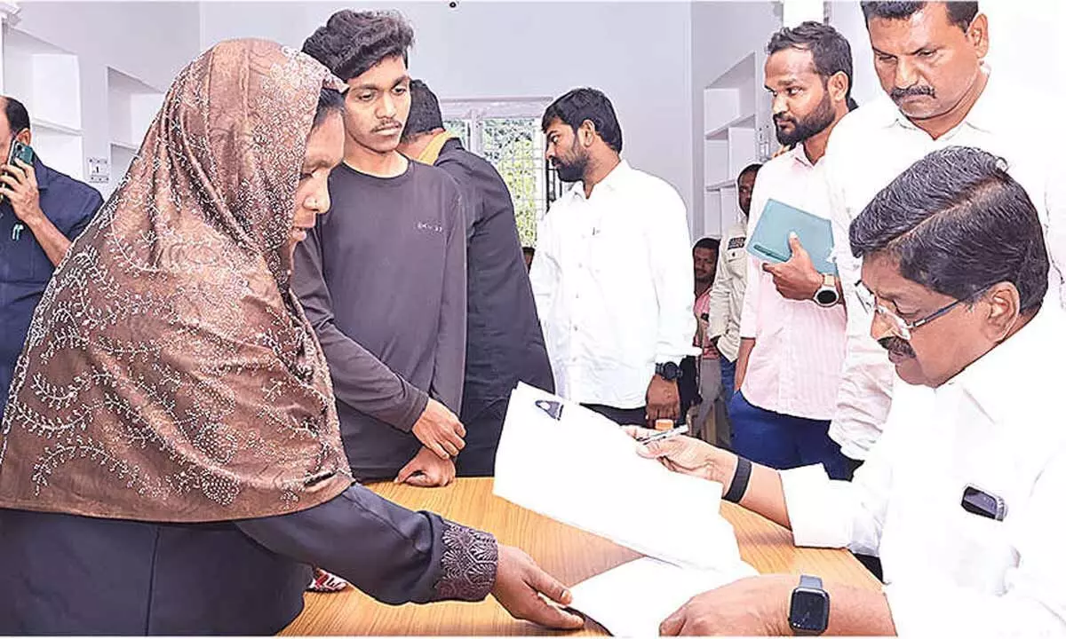 Keshav inspects Uravakonda bypass works