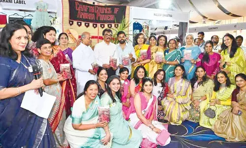 Handloom weaves drews shoppers