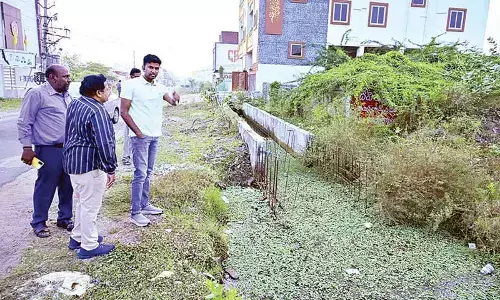 Civic chief talks with sanitation workers over city cleanliness