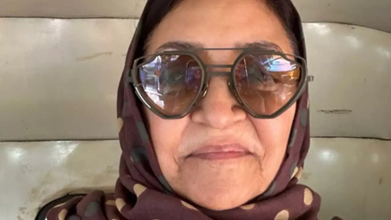 Deepti Naval heads for lunch at a 5-star hotel in an auto rickshaw Deepti Naval heads for lunch at a 5-star hotel in an auto rickshaw