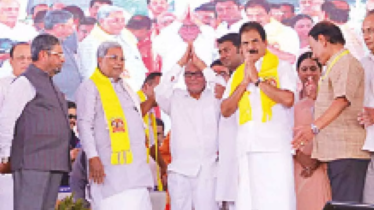 DKS leaves for Delhi, CM holds luncheon with Venugopal