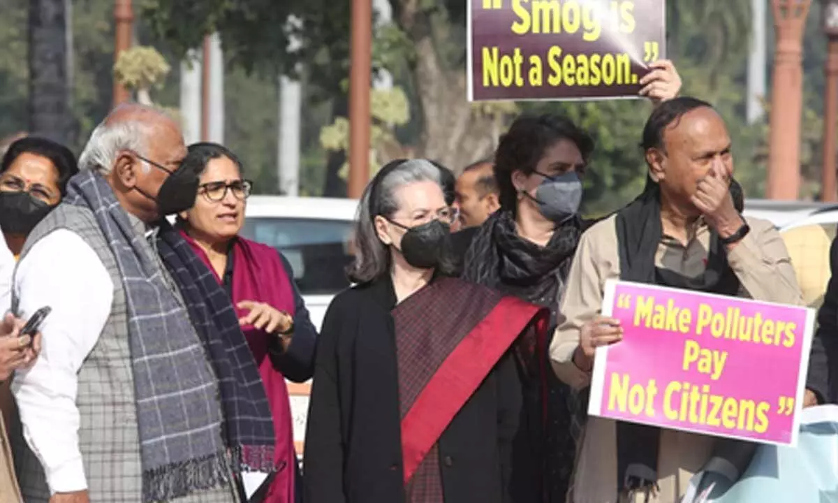 Children dying, elderly suffering: Sonia, Priyanka target Centre over air pollution