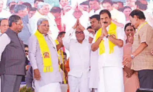 DKS leaves for Delhi, CM holds luncheon with Venugopal