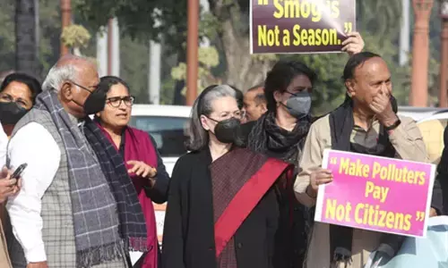 Children dying, elderly suffering: Sonia, Priyanka target Centre over air pollution