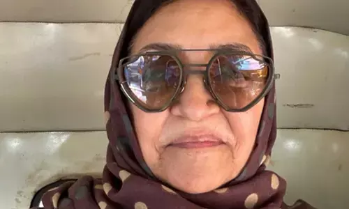 Deepti Naval heads for lunch at a 5-star hotel in an auto rickshaw