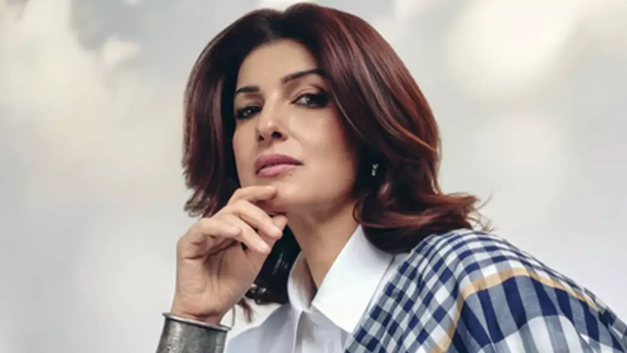 Twinkle Khanna turns a saree into a power statement, says confuse everyone around you Twinkle Khanna turns a saree into a power statement, says confuse everyone around you