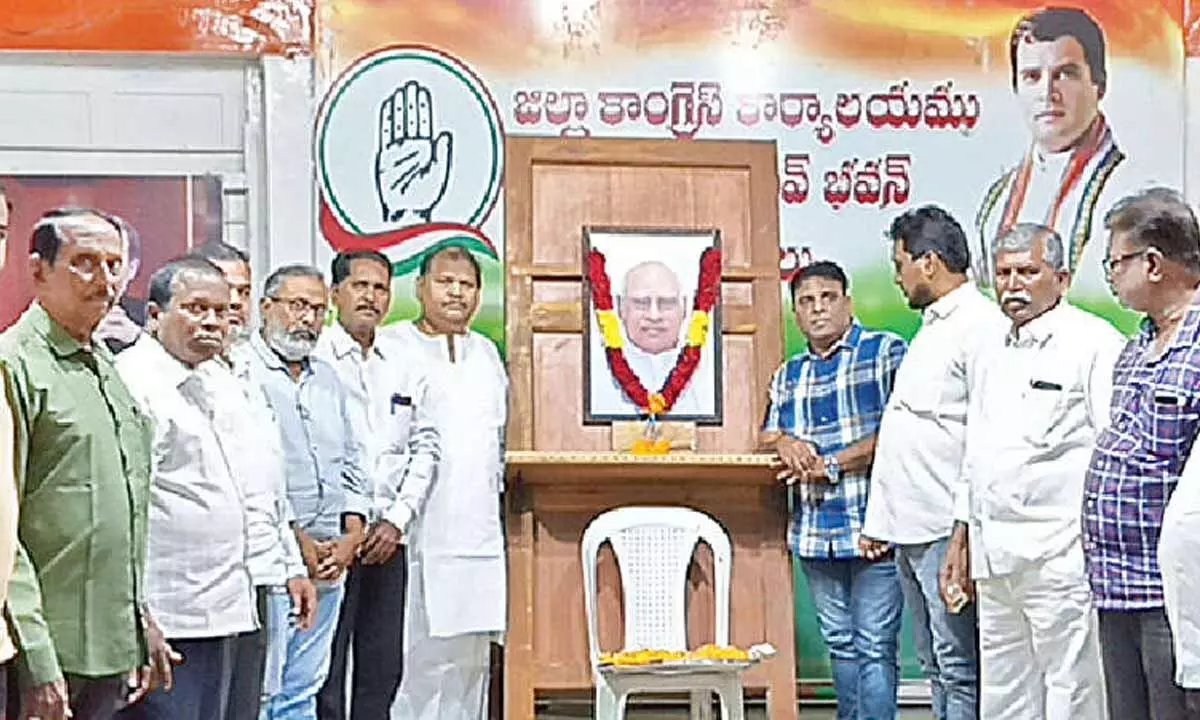 Cong leaders pay tributes to ex-CM Rosaiah on his 4th death anniv
