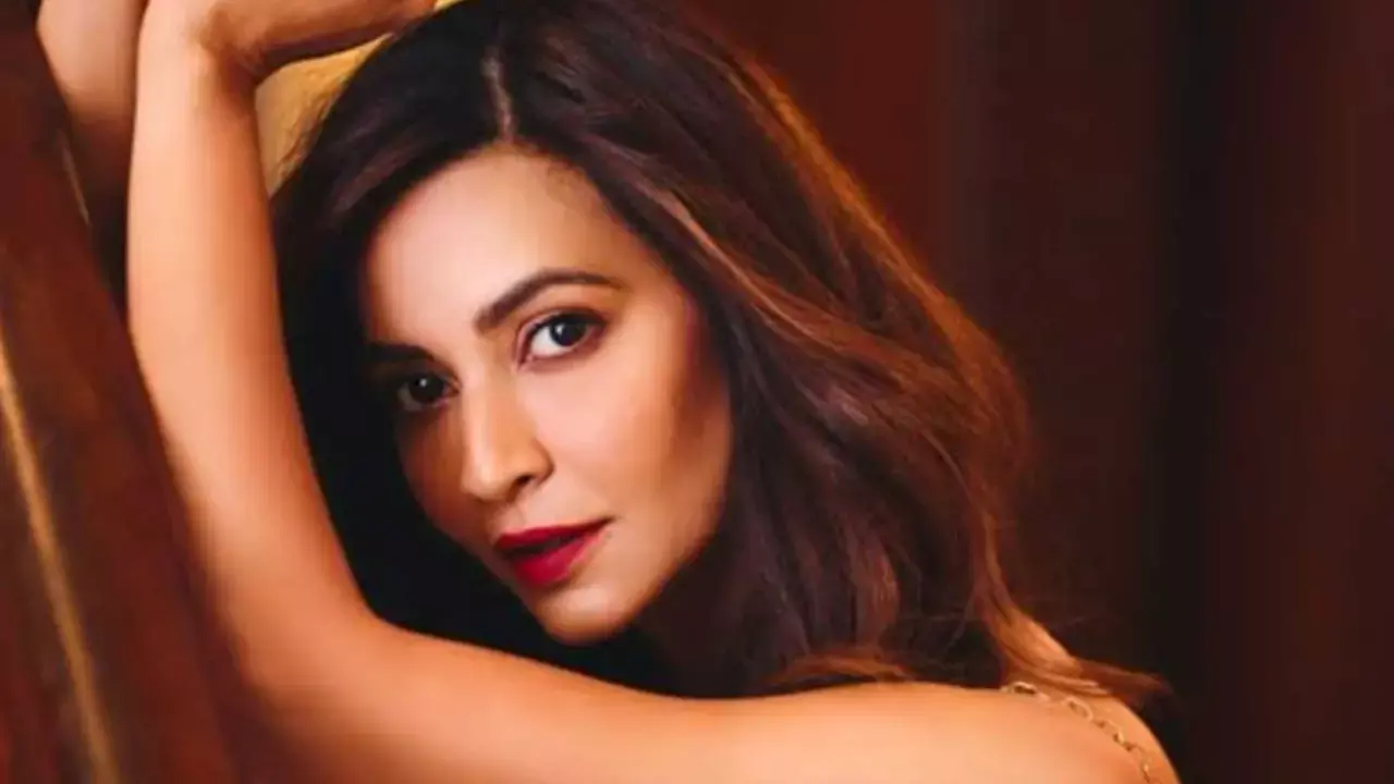 Kriti Kharbanda captivates with glowing look Kriti Kharbanda captivates with glowing look