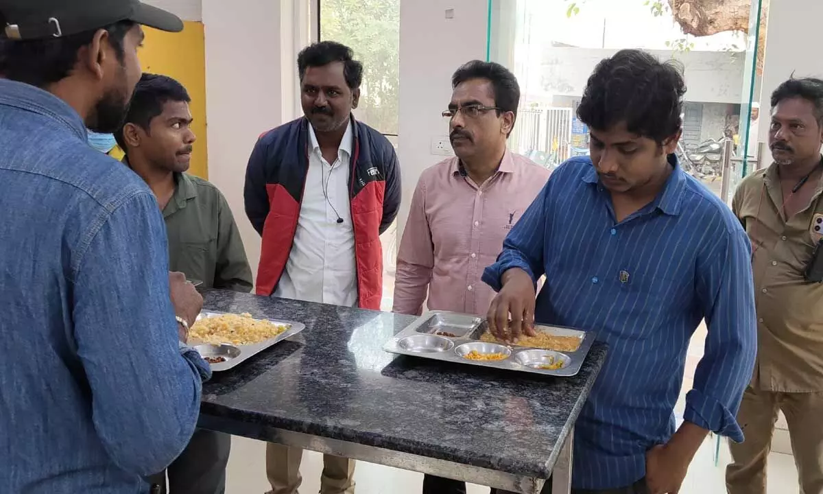 Strict enforcement of food quality standards in Anna Canteens - Commissioner Viswanath conducts surprise inspection; focus on hygiene, safety and facilities