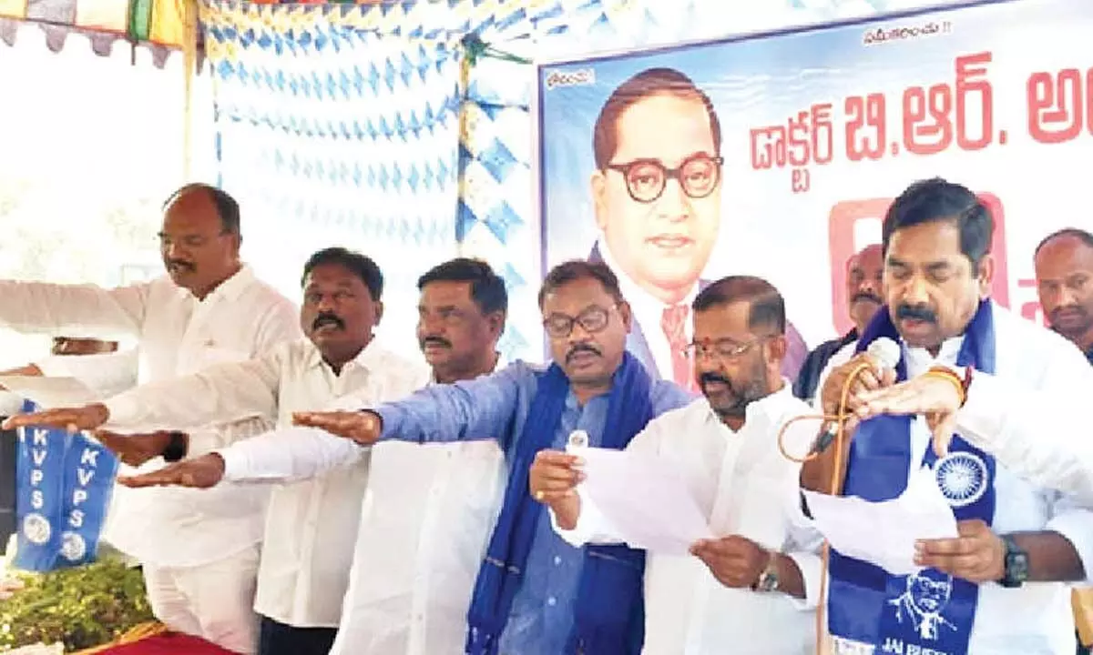 Naini, Nagaraju administer ‘Constitutional pledge’ Naini, Nagaraju administer ‘Constitutional pledge’