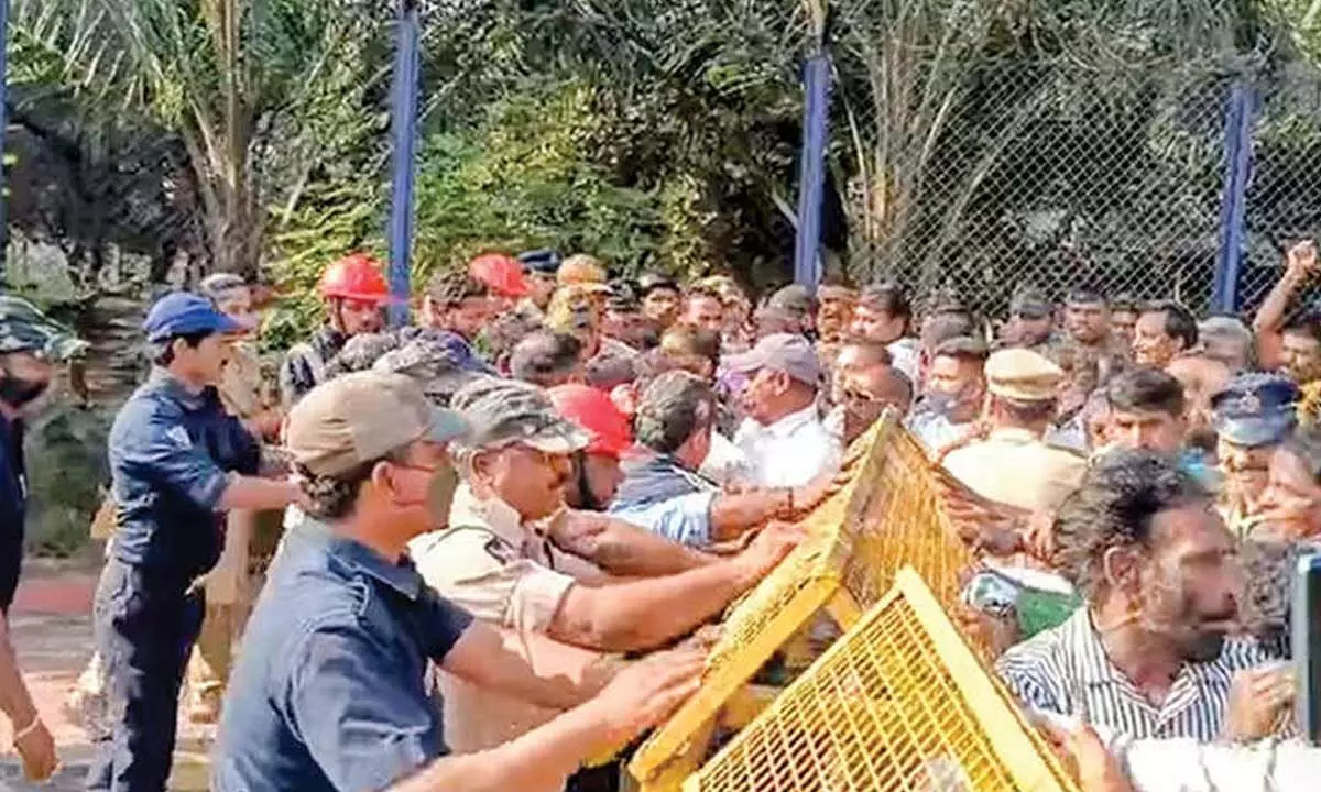 VSP displaced families hit streets against management VSP displaced families hit streets against management