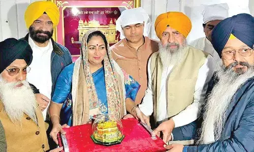 Rekha, Ministers pay obeisance at Golden Temple Rekha, Ministers pay obeisance at Golden Temple