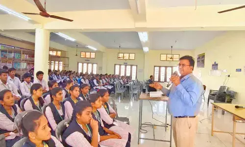 Students cautioned against using mobiles while driving Students cautioned against using mobiles while driving