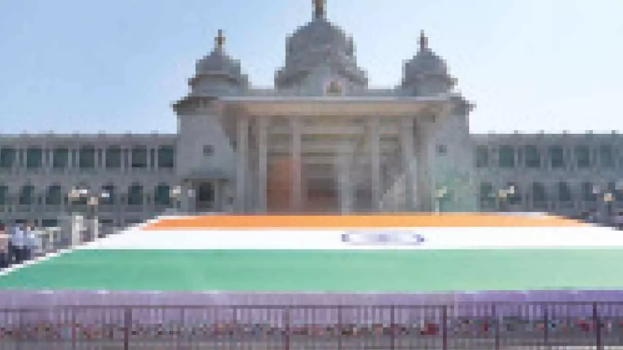 Govt unveils world’s second-largest khadi tricolour at Suvarna Vidhana Soudha Govt unveils world’s second-largest khadi tricolour at Suvarna Vidhana Soudha