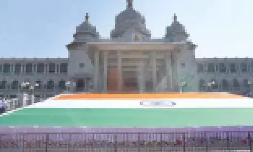 Govt unveils world’s second-largest khadi tricolour at Suvarna Vidhana Soudha Govt unveils world’s second-largest khadi tricolour at Suvarna Vidhana Soudha