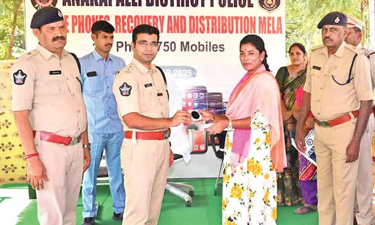 Anakapalli cops recover 750 lost mobile phones Anakapalli cops recover 750 lost mobile phones