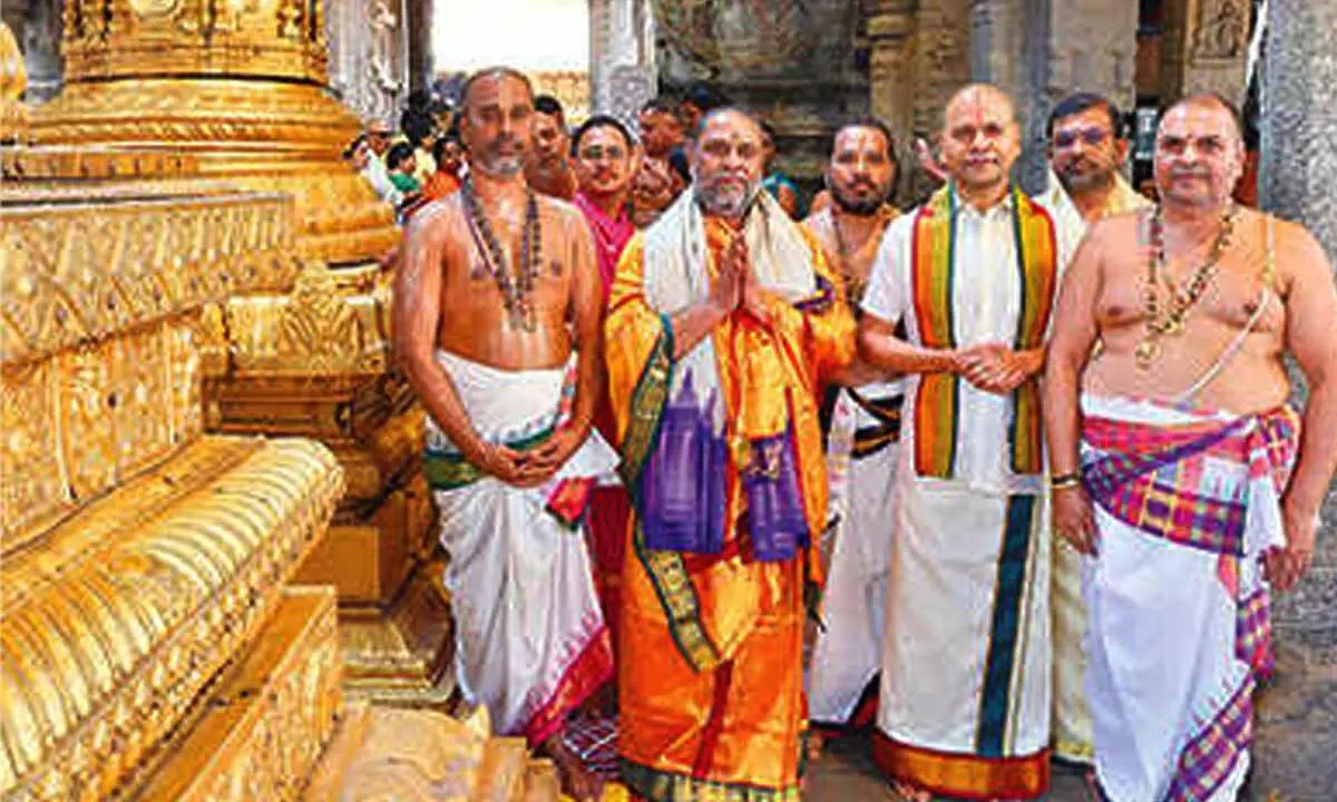 Pontiff of Sri Raghavendra Swamy Mutt offers prayer in Tirumala Pontiff of Sri Raghavendra Swamy Mutt offers prayer in Tirumala