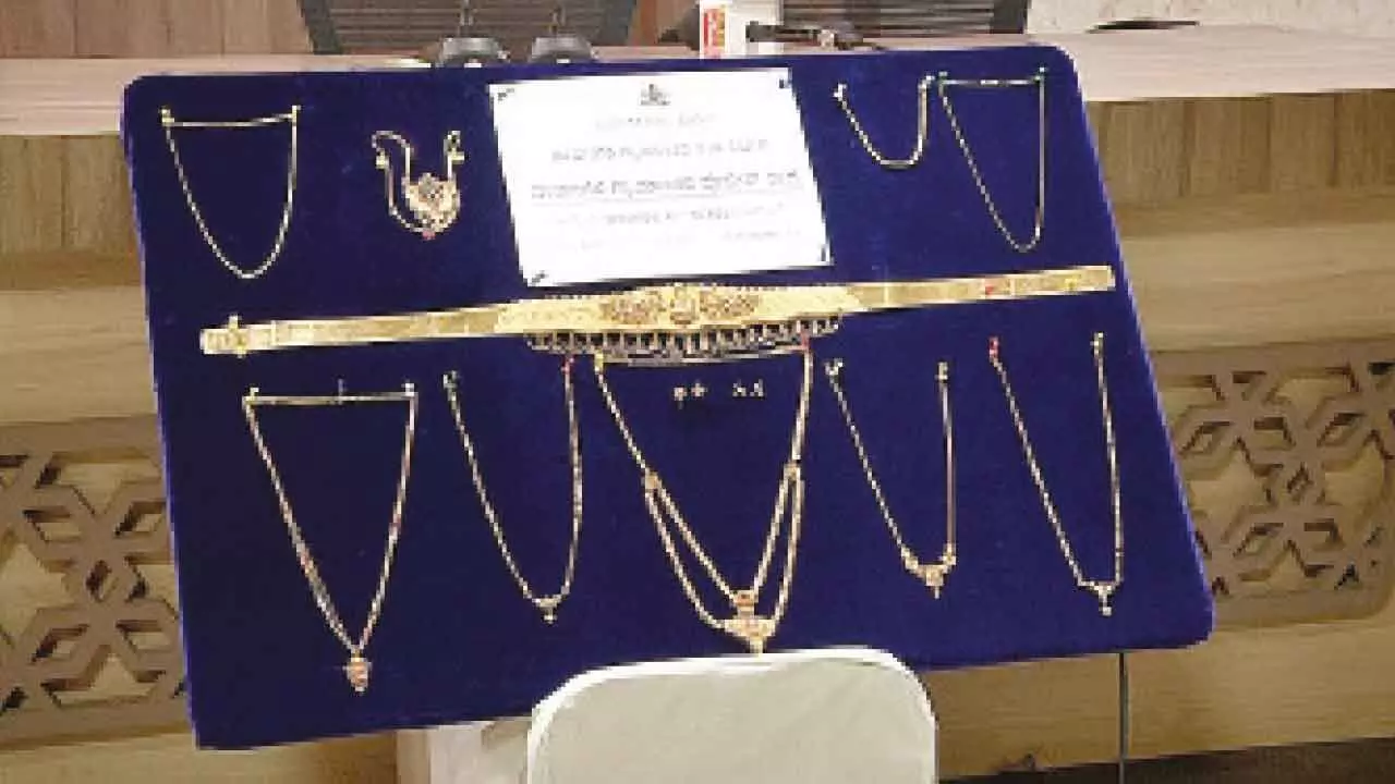 Davangere police crack ‘Band Baja’ gang, recover gold worth Rs 51.49 lakh Davangere police crack ‘Band Baja’ gang, recover gold worth Rs 51.49 lakh
