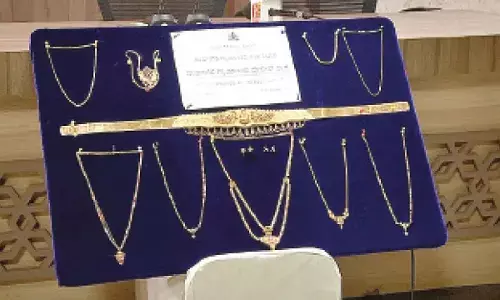 Davangere police crack ‘Band Baja’ gang, recover gold worth Rs 51.49 lakh Davangere police crack ‘Band Baja’ gang, recover gold worth Rs 51.49 lakh