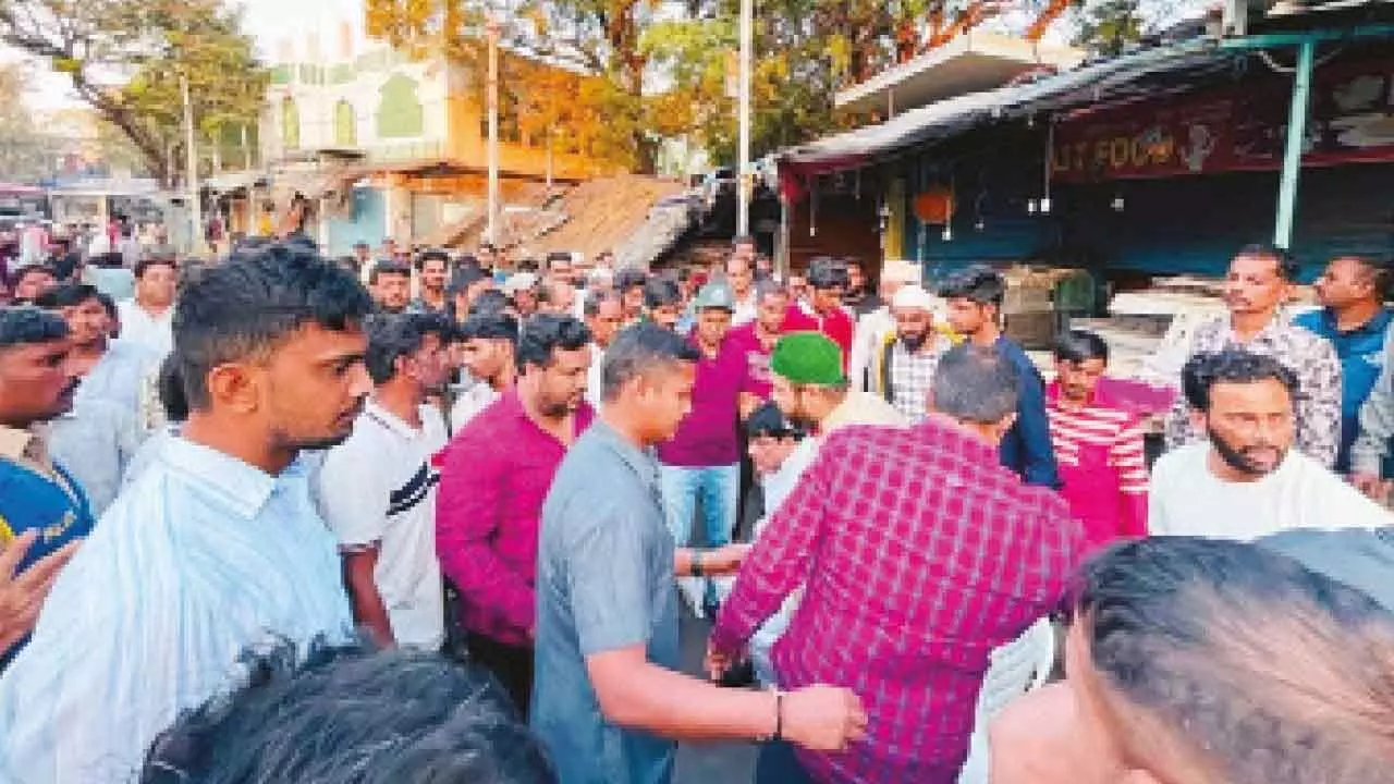 Tensions prevails as officials try to evict fruit vendors in Afzalgunj Tensions prevails as officials try to evict fruit vendors in Afzalgunj