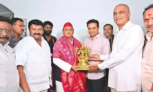 Akhilesh Yadav meets KTR, says BJP slipped to No 2 in UP