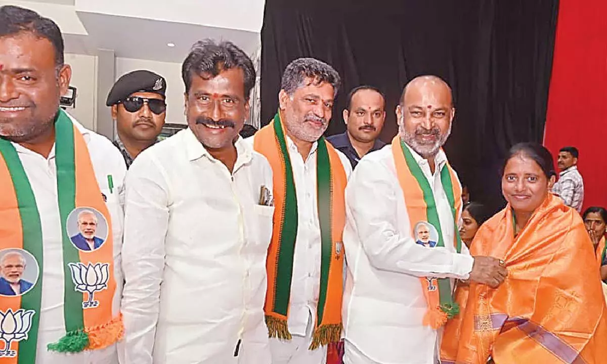 Bandi Sanjay felicitates BJP-backed winning sarpanches, offers support Bandi Sanjay felicitates BJP-backed winning sarpanches, offers support