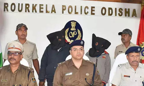 Two pose as Vigilance officials, extort money Two pose as Vigilance officials, extort money