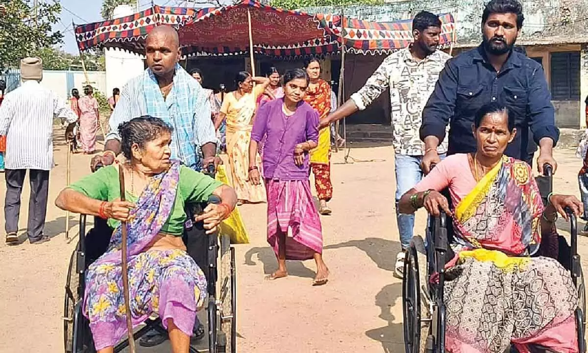 Youth and elderly turn up in huge numbers Youth and elderly turn up in huge numbers