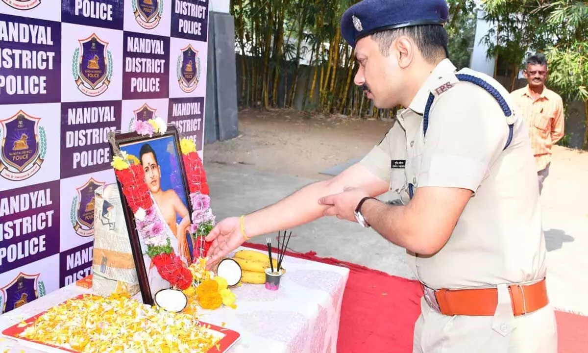 Police pay tributes to Amarajeevi Potti Sriramulu Police pay tributes to Amarajeevi Potti Sriramulu