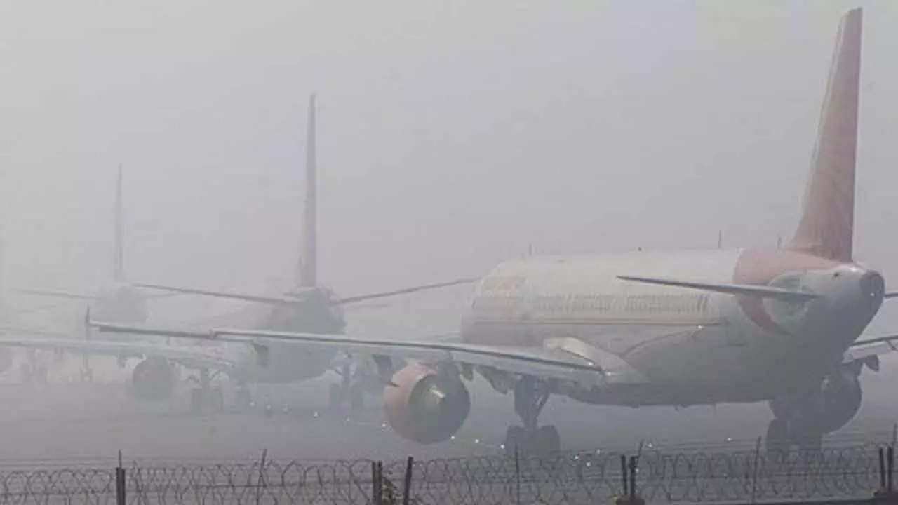 Delhi Smog Disrupts Air Traffic As Visibility Drops, Flights Cancelled And Delayed Delhi Smog Disrupts Air Traffic As Visibility Drops, Flights Cancelled And Delayed