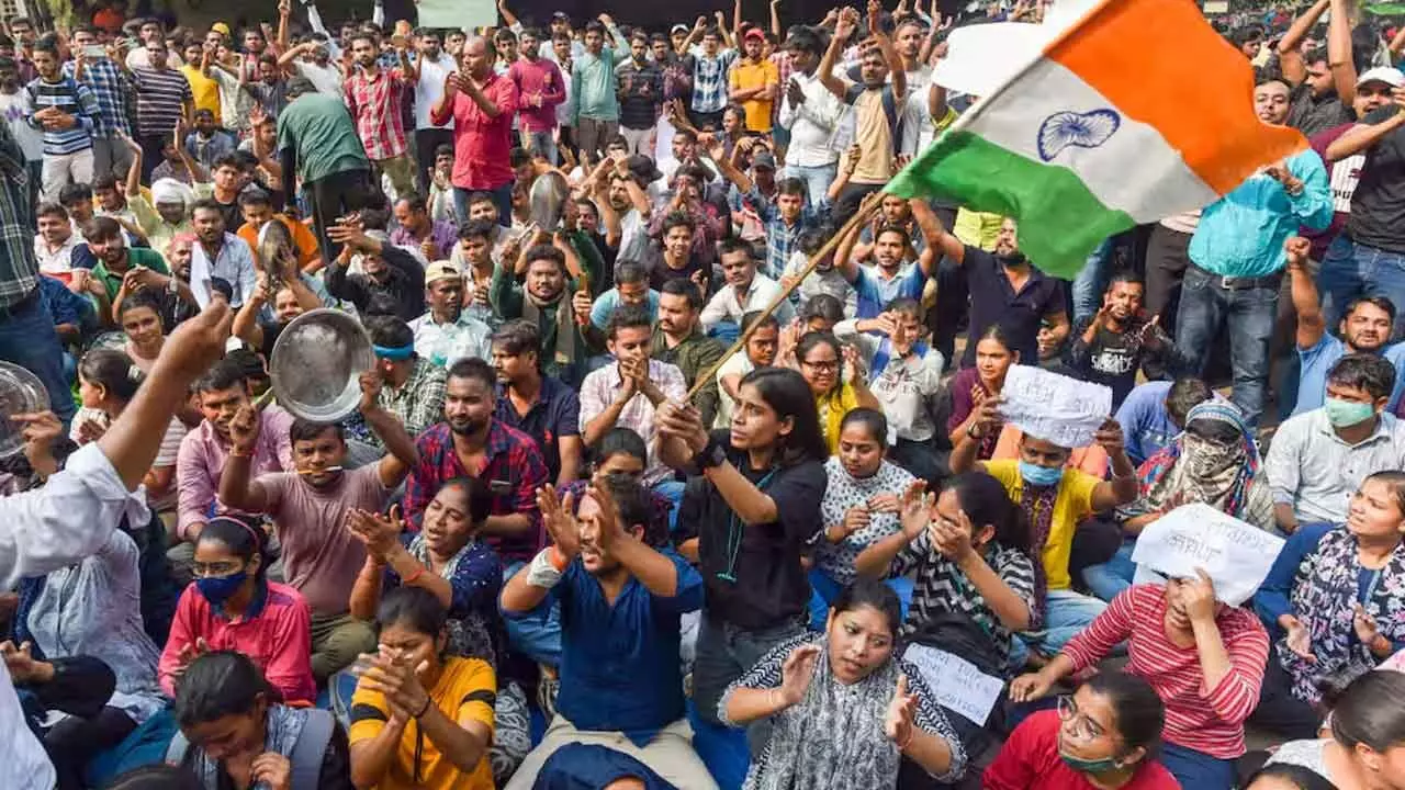 Akhilesh slams UP govt over alleged police excesses on protesting aspirants in Prayagraj Akhilesh slams UP govt over alleged police excesses on protesting aspirants in Prayagraj