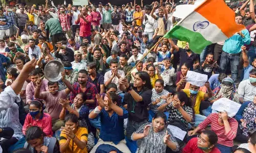 Akhilesh slams UP govt over alleged police excesses on protesting aspirants in Prayagraj Akhilesh slams UP govt over alleged police excesses on protesting aspirants in Prayagraj