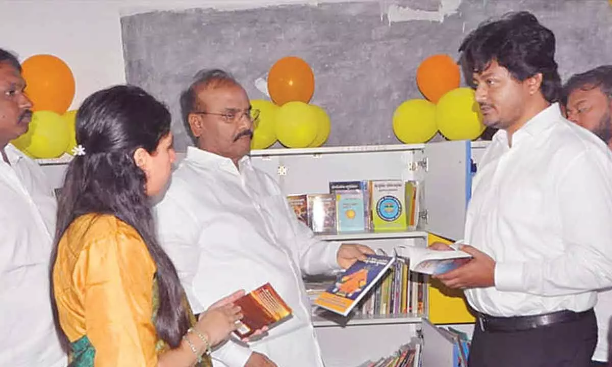 Pawan Kalyan donates library, 25 computers to ZPHS Pawan Kalyan donates library, 25 computers to ZPHS