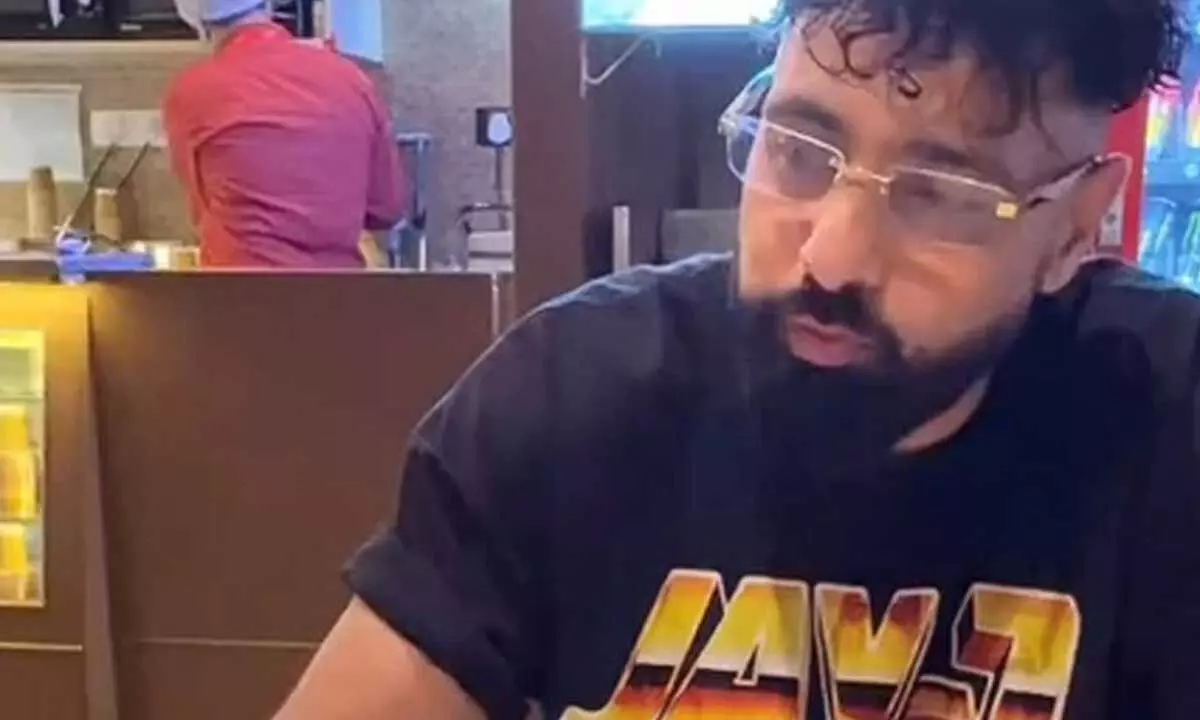 Badshah teaches all what is the correct way to eat a samosa Badshah teaches all what is the correct way to eat a samosa