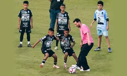 Messi lights up Delhi stadium amid Visca Barca chants Messi lights up Delhi stadium amid Visca Barca chants