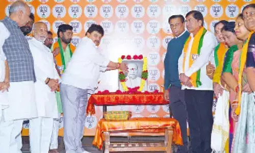 BJP pays tributes to Sardar Patel, lashes out at Cong over vote politics BJP pays tributes to Sardar Patel, lashes out at Cong over vote politics