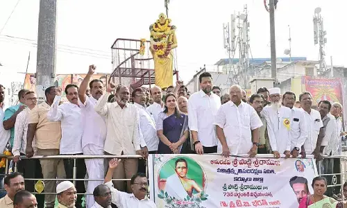 Floral tributes paid to Amarajeevi Potti Sriramulu Floral tributes paid to Amarajeevi Potti Sriramulu