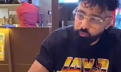 Badshah teaches all what is the correct way to eat a samosa Badshah teaches all what is the correct way to eat a samosa