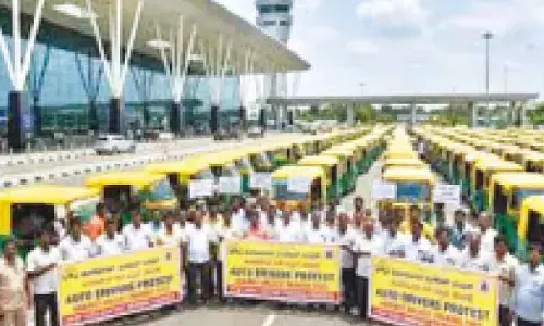 Drivers’ Union stages protest against BIAL over pick-up zones, parking fees