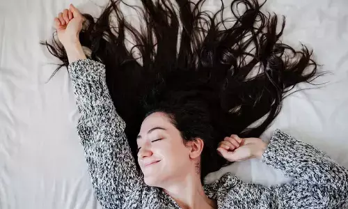 Sleeping With Wet Hair: A Night-Time Habit That Can Quietly Harm Your Hair Health