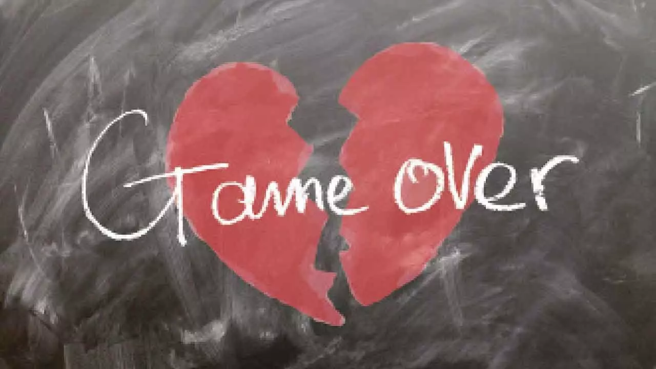 Woman threatens to end life as police official nixes love proposal Woman threatens to end life as police official nixes love proposal