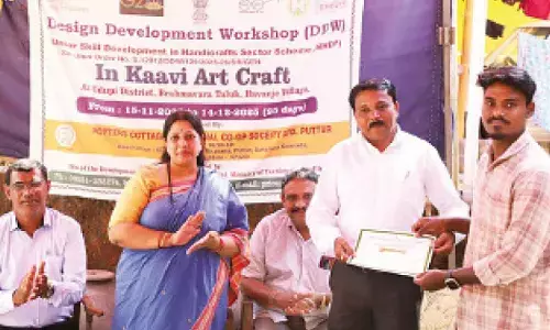 Coastal artisans relearn the art of Kavi painting Coastal artisans relearn the art of Kavi painting