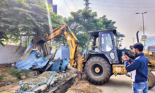 Citizens laud GVMC for clearing encroachments